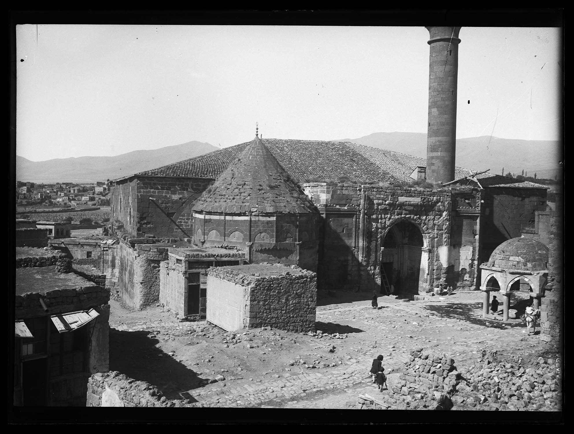 Vue d'ensemble de la mosquée et du turbé